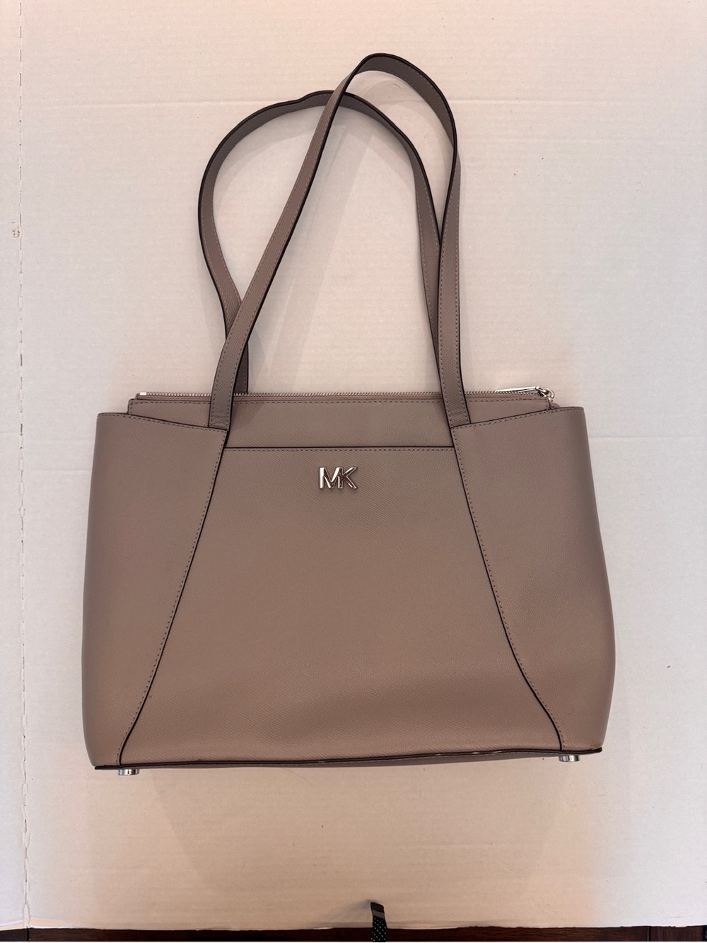 MICHAEL KORS Maddie Shoulder Bag Purse Satchel Tote Beige Leather Handbag EUC